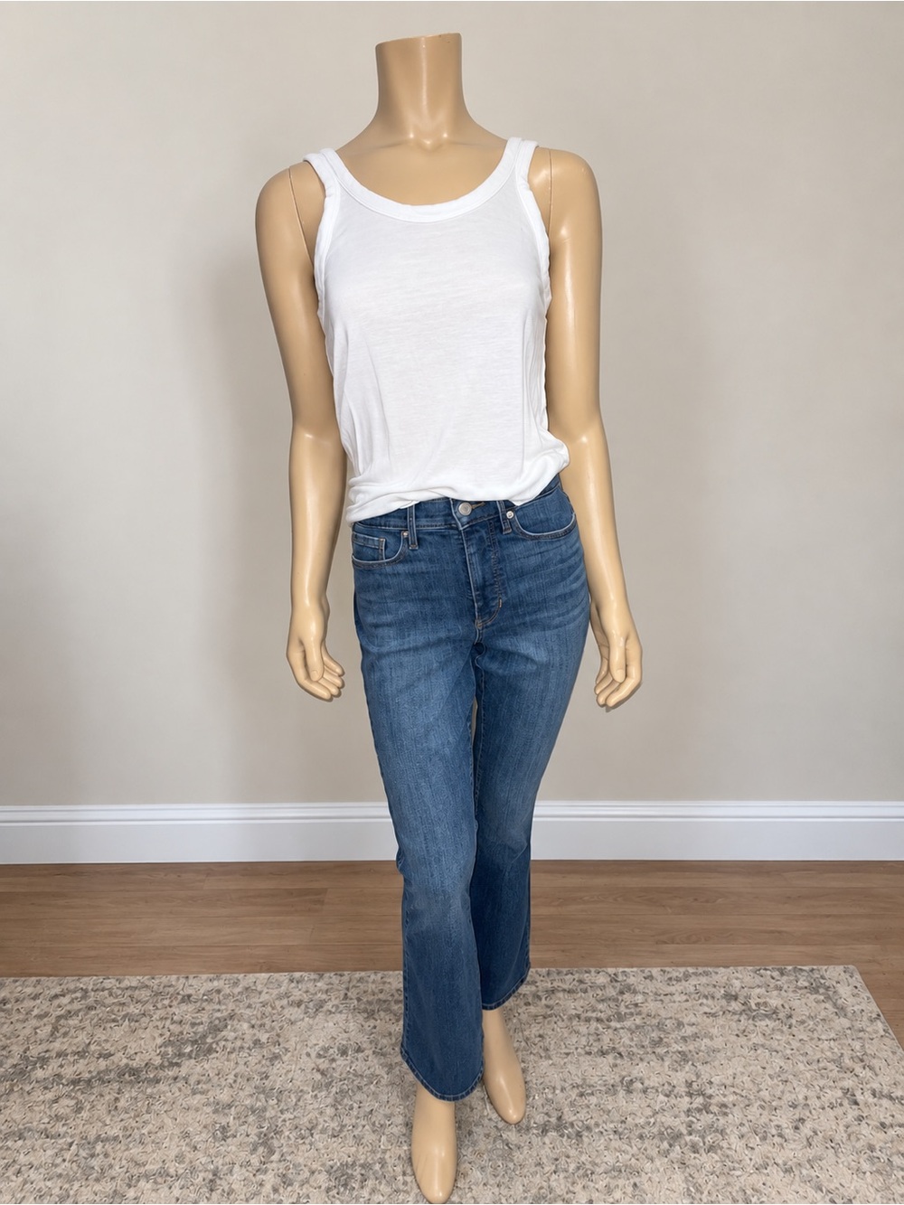 Banana Republic White Tank Top Size Medium M 100% Rayon Basic Scoop Neck